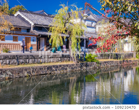 (Okayama Prefecture) Kurashiki Bikan Historical Quarter/Kurashiki River in autumn (Okayama Prefecture) Kurashiki Bikan Historical Quarter/Kurashiki River in autumn 109210470