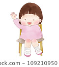 女孩坐在椅子上揮手 109210950