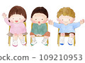 孩子們坐在椅子上 109210953
