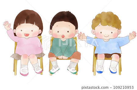孩子們坐在椅子上 109210953