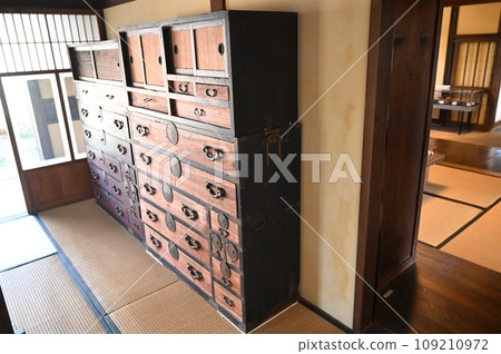 A chest of drawers and a Japanese-style room in an old folk house 109210972