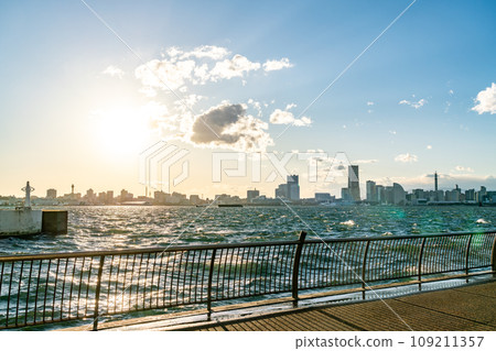 [神奈川縣]夕陽照亮的橫濱港未來的城市景觀 109211357