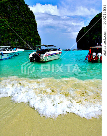 Maya Bay, Phi Phi Island, Phuket, Thailand 109212652