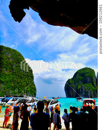 Maya Bay, Phi Phi Island, Phuket, Thailand 109212661