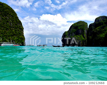 Maya Bay, Phi Phi Island, Phuket, Thailand Maya Bay, Phi Phi Island, Phuket, Thailand 109212668