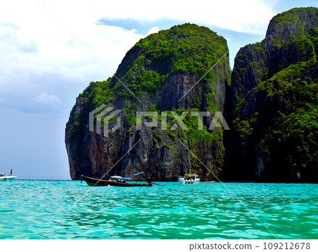 Maya Bay, Phi Phi Island, Phuket, Thailand 109212678