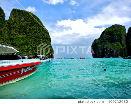 Maya Bay, Phi Phi Island, Phuket, Thailand 109212680