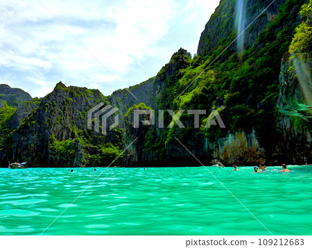 Maya Bay, Phi Phi Island, Phuket, Thailand 109212683