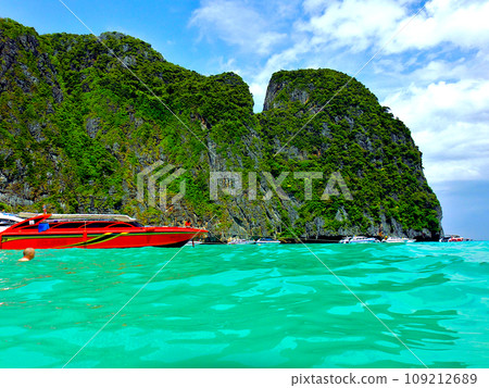 Maya Bay, Phi Phi Island, Phuket, Thailand 109212689