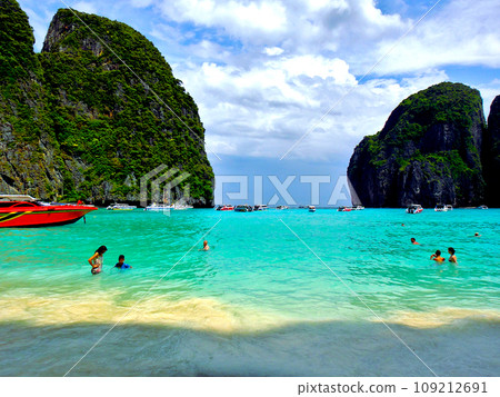 Maya Bay, Phi Phi Island, Phuket, Thailand 109212691