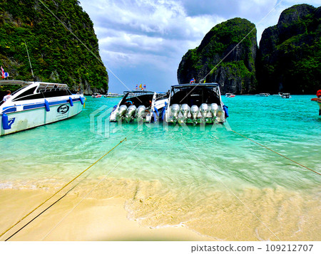 Maya Bay, Phi Phi Island, Phuket, Thailand 109212707