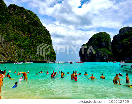Maya Bay, Phi Phi Island, Phuket, Thailand 109212709
