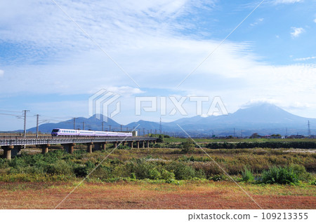 The 381 series limited express Yakumo, a reprinted super Yakumo-colored train, runs over the long railway bridge of the Hino River with Mt. Daisen in the background. The 381 series limited express Yakumo, a reprinted super Yakumo-colored train, runs over the long railway bridge of the Hino River with Mt. Daisen in the background. 109213355
