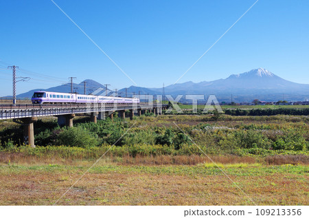再現超級八雲色的381系列特急八雲列車,以大山為背景,行駛在日野川的鐵路長橋上。 再現超級八雲色的381系列特急八雲列車,以大山為背景,行駛在日野川的鐵路長橋上。 109213356