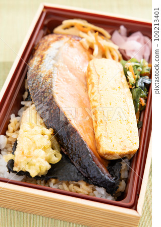 Delicious grilled salmon nori bento box Delicious grilled salmon nori bento box 109213401