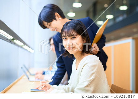 自學女大學生：有明教育藝術專校 109213817
