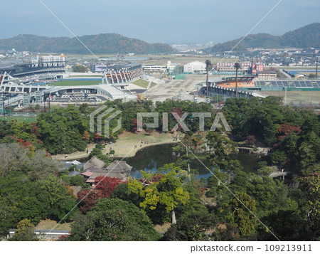 從彥根城眺望玄宮園和彥根運動公園 從彥根城眺望玄宮園和彥根運動公園 109213911
