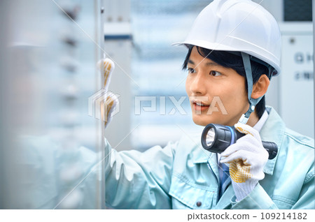 Workers performing inspection Photography cooperation: Ariake College of Education and Art Workers performing inspection Photography cooperation: Ariake College of Education and Art 109214182
