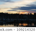 Sunset reflected on the water surface, port town Bainbridge Island 109214320