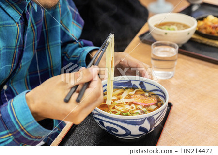 吃 kishimen 的男人的手 109214472