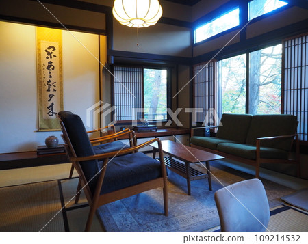 Inn scenery in Shima Onsen Town - Autumn leaves 109214532