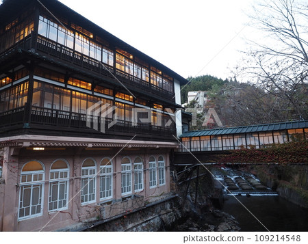 Inn scenery in Shima Onsen Town - Autumn leaves Inn scenery in Shima Onsen Town - Autumn leaves 109214548