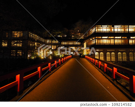 Inn scenery in Shima Onsen Town - Autumn leaves 109214582