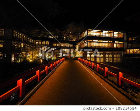 Inn scenery in Shima Onsen Town - Autumn leaves Inn scenery in Shima Onsen Town - Autumn leaves 109214584