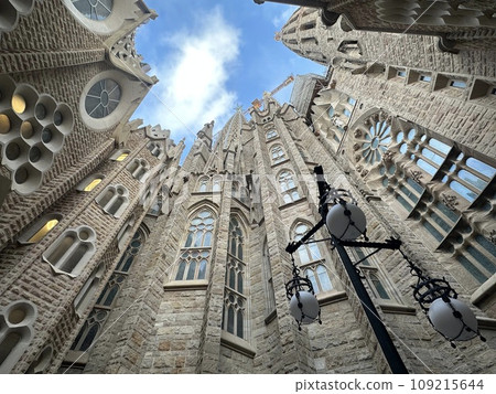 從聖家堂地下教堂入口前仰望天空 從聖家堂地下教堂入口前仰望天空 109215644