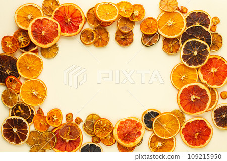 Dried citrus fruits frame Dried citrus fruits frame 109215950