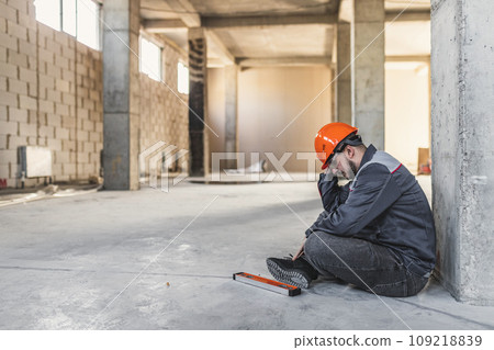 A construction worker made a mistake and made a mistake with the dimensions, he will have to correct it at his own expense 109218839