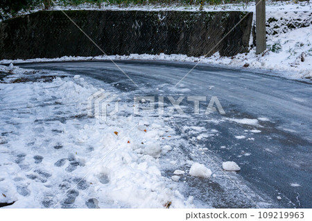 Frozen road 109219963