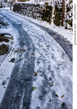 Snowy road 109220061