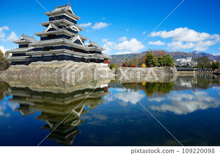 Matsumoto Castle in autumn leaves and the scenery reflected on the water surface 109220098