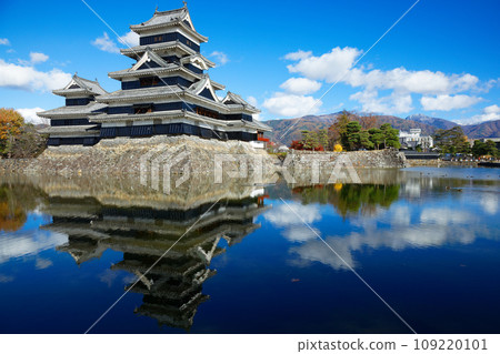 Matsumoto Castle in autumn leaves and the scenery reflected on the water surface 109220101