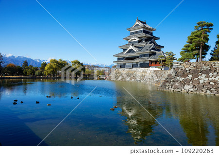 Matsumoto Castle in autumn leaves and the scenery reflected on the water surface, the mountain range of the Northern Alps Matsumoto Castle in autumn leaves and the scenery reflected on the water surface, the mountain range of the Northern Alps 109220263