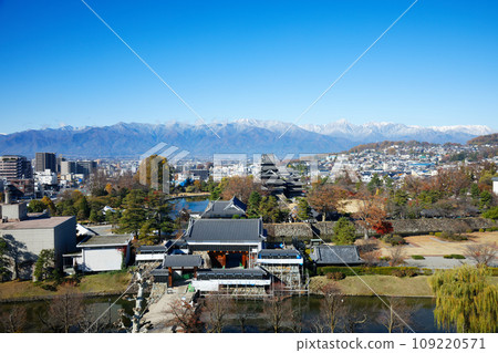 從松本市政廳看秋葉的松本城和雪中的北阿爾卑斯山 109220571