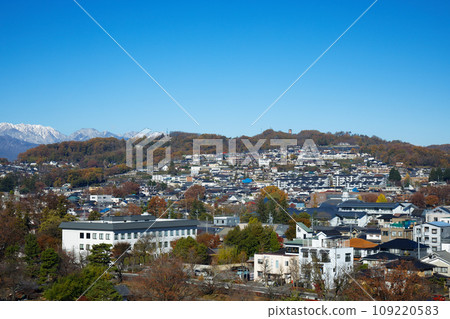 從松本市政廳看秋葉的松本城和雪中的北阿爾卑斯山 109220583