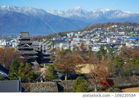 從松本市政廳看秋葉的松本城和雪中的北阿爾卑斯山 從松本市政廳看秋葉的松本城和雪中的北阿爾卑斯山 109220584