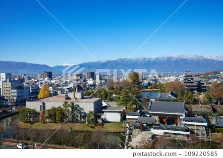 從松本市政廳看秋葉的松本城和雪中的北阿爾卑斯山 109220585
