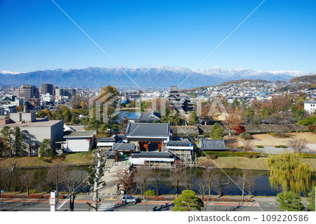 從松本市政廳看秋葉的松本城和雪中的北阿爾卑斯山 從松本市政廳看秋葉的松本城和雪中的北阿爾卑斯山 109220586