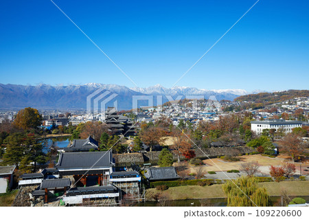 從松本市政廳看秋葉的松本城和雪中的北阿爾卑斯山 109220600