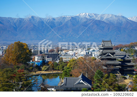 從松本市政廳看秋葉的松本城和雪中的北阿爾卑斯山 109220602
