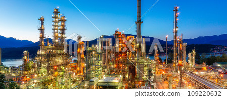 Oil Refinery Industrial Plant in Vancouver, British Columbia, Canada. 109220632