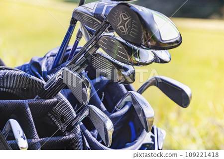 美麗的綠色高爾夫球場和高爾夫俱樂部 美麗的綠色高爾夫球場和高爾夫俱樂部 109221418