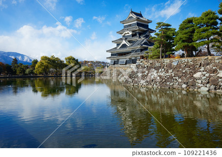 Matsumoto Castle in autumn leaves and the scenery reflected on the water surface, the mountain range of the Northern Alps 109221436