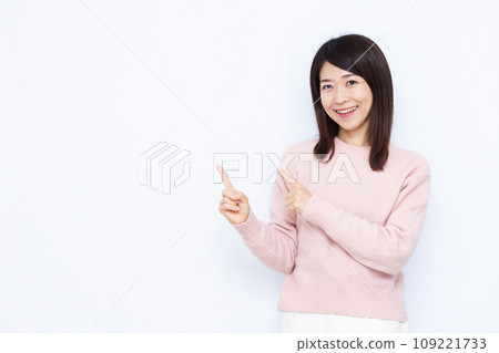 A woman in her 40s making an introduction 109221733
