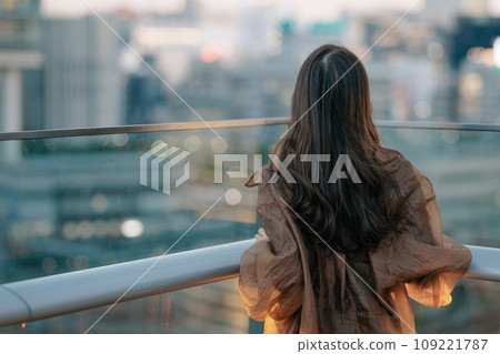 看著城市的女人 看著城市的女人 109221787