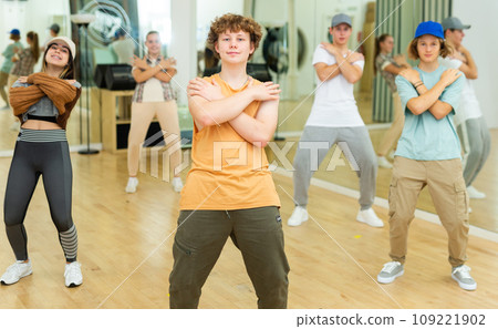 Teenage krump dancer dancing with teenagers in choreographic studio 109221902