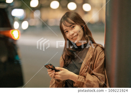 在城市裡看智能手機的女人 109221924